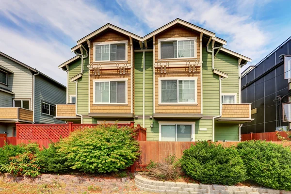 Amerikanisches Duplex-Haus für zwei Familien. grüne Außenfarbe — Stockfoto