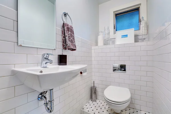 Interno mezzo bagno bianco con rivestimento in piastrelle . — Foto Stock