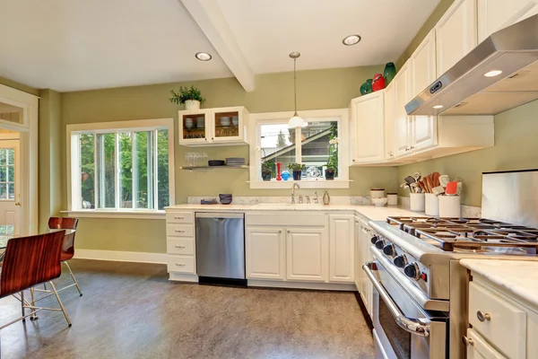 Intérieur de cuisine lumineux avec armoires blanches et comptoir en marbre — Photo