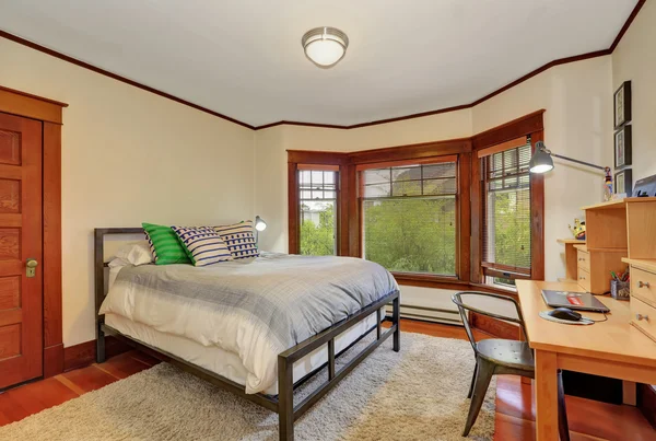 Interior de dormitorio blanco y marrón con escritorio de madera —  Fotos de Stock