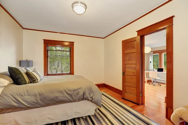 Interior de bonito dormitorio con cama gris —  Fotos de Stock