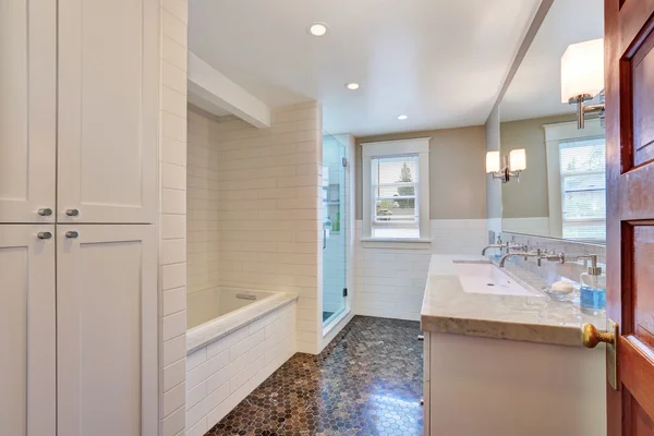 Interior del baño blanco con revestimiento de pared de azulejos . —  Fotos de Stock