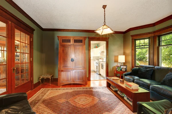 Interior de sala de estar tradicional com conjunto de sofá de couro . — Fotografia de Stock