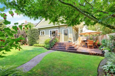 Yürüyüş güverteve iyi korunmuş çim ile Backyard alanı.