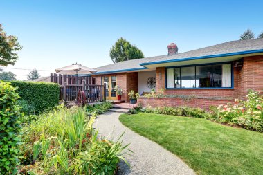 Bir düzey kırmızı tuğla rambler ev dış 