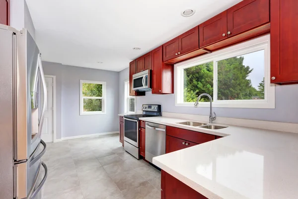 Interior of lavender kitchen with burgundy cabinets — Stock Photo, Image