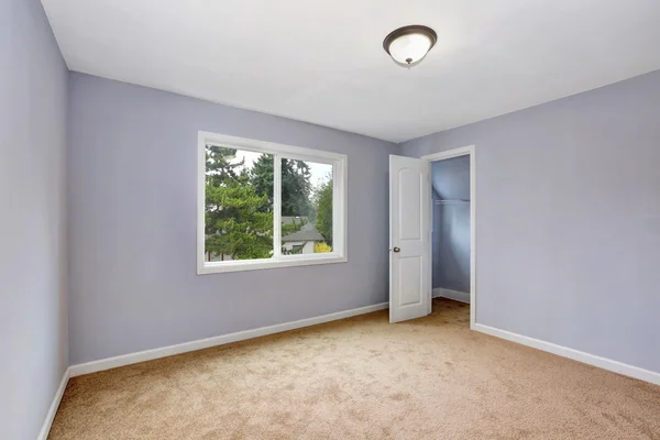 Intérieur de la chambre vide avec murs lavande et tapis beige . — Photo