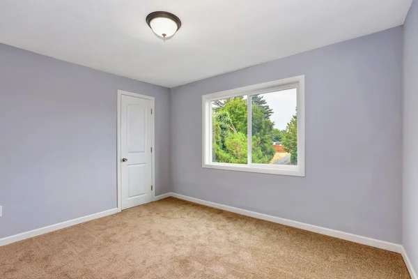 Lege kamer interieur met lavendel muren en beige tapijt. — Stockfoto