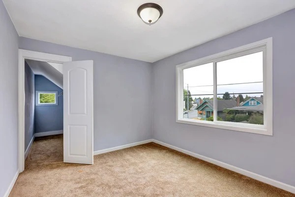 ラベンダーの壁とベージュのカーペットが備わる空の部屋のインテリア. — ストック写真