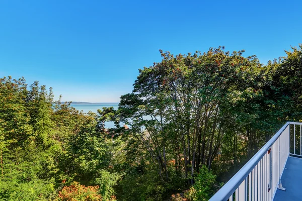 Appartement balkon met blauwe metalen balustrades. Weergave van de water. — Stockfoto