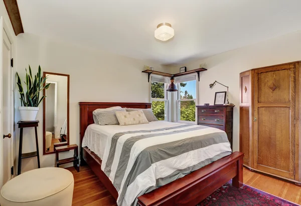 Bedroom interior with queen size wooden bed — Stock Photo, Image