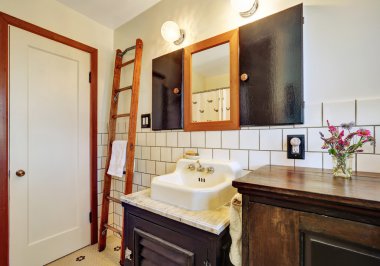 Eski stil banyo iç vintage lavabo ile