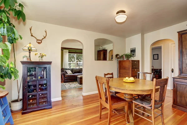 Interior de la casa vieja. Comedor con muebles antiguos — Foto de Stock