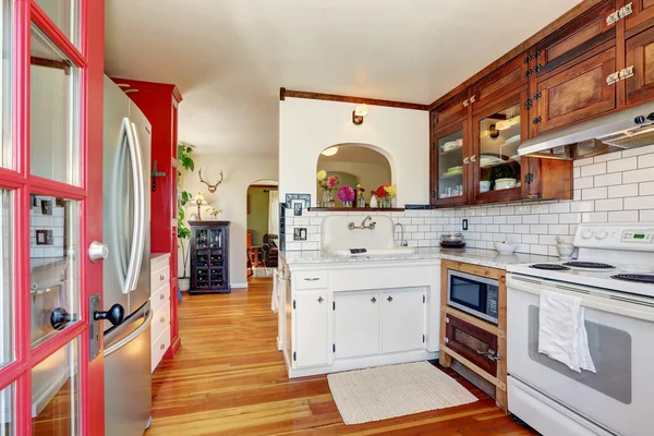 Vintage konyha szekrények és fehér csempe vissza splash berendezés — Stock Fotó