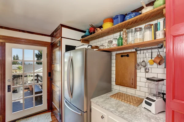 Kücheneinrichtung im alten Stil. Holzregale und Stahlkühlschrank — Stockfoto