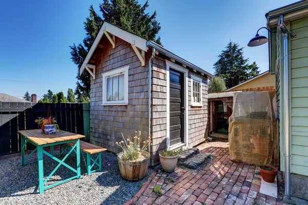 Small shed in the back yard of American rambler house — Stock Photo, Image