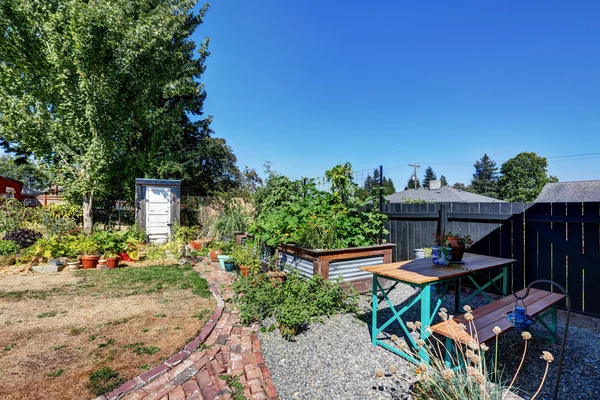 Omheinde achtertuin met plantaardige bedden. — Stockfoto