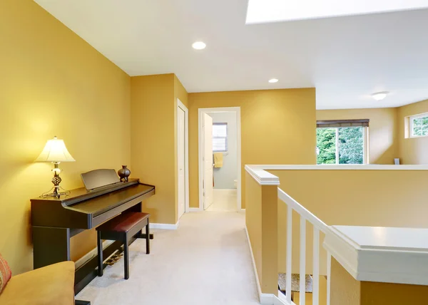 Interior lorong terang dengan dinding kuning dan piano — Stok Foto