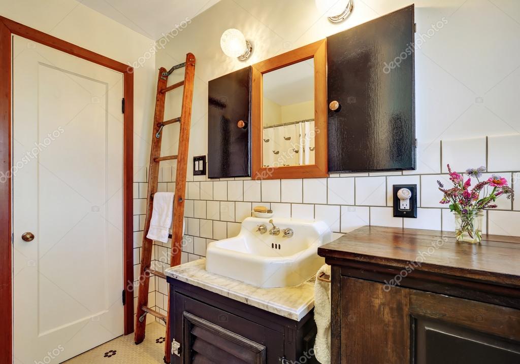 Gammal stil badrum inredning med vintage handfat — stockfotografi ...