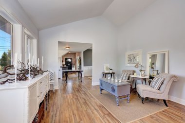 Retro tarzı evde rahat oturma alanı.