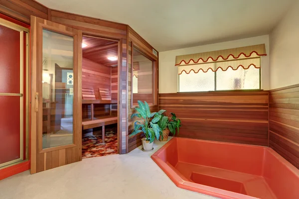 Interior de la casa sauna de madera cabina con bañera de hidromasaje — Foto de Stock