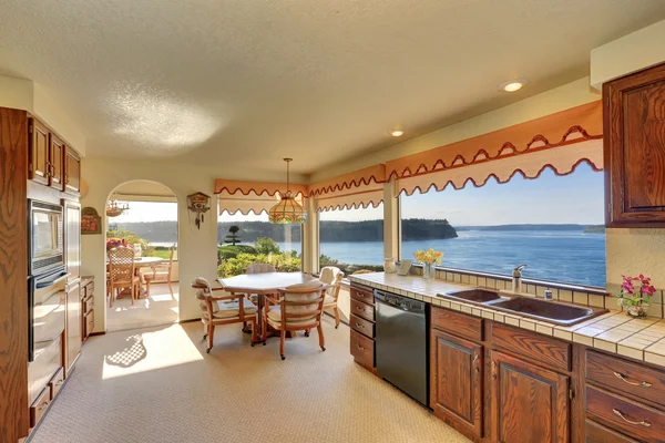 Cocina y comedor interior con suelos de moqueta y entrada arqueada — Foto de Stock