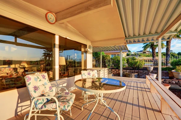 Casa de luxo exterior. Convés traseiro com reflexão do pôr do sol nas janelas — Fotografia de Stock