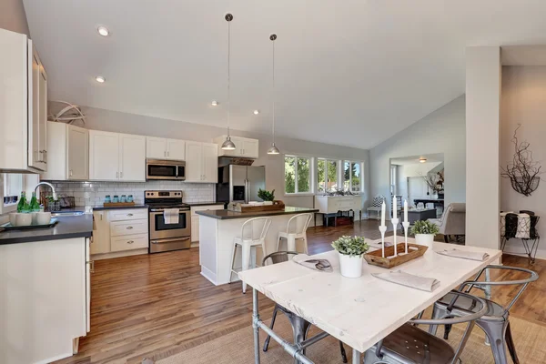 Interior de cocina y comedor con techo abovedado alto . — Foto de Stock