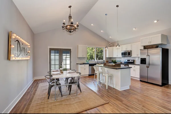 Interieur van de keuken en eetkamer met hoog gewelfd plafond. — Stockfoto