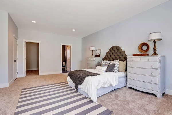 Dormitorio de estilo retro en tonos pastel con muebles vintage — Foto de Stock