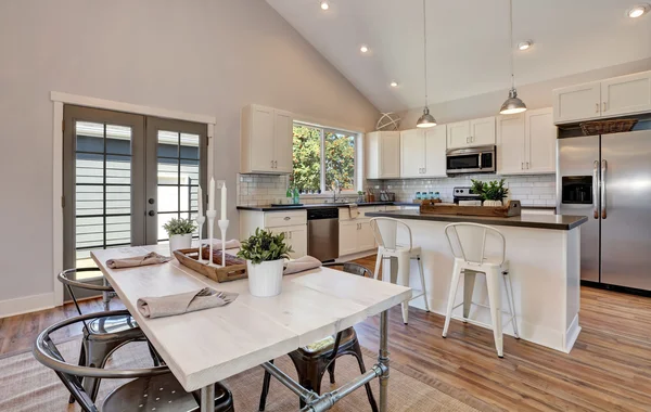 Interior de cocina y comedor con techo abovedado alto . — Foto de Stock