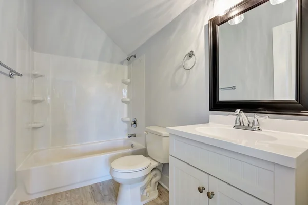 White interior of vintage bathroom with vaulted ceiling — Stock Photo, Image