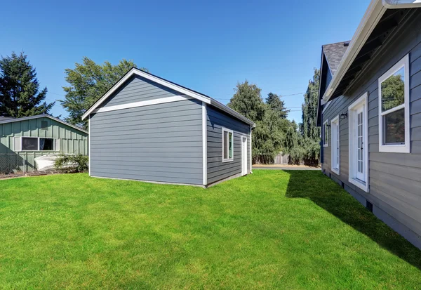 Blå fasader hus med matchande fristående garage — Stockfoto