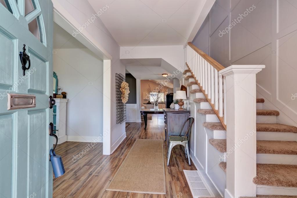 Hübsch eingerichteten Flur Interieur mit Vintage Schrank — Stockfoto ... Hübsch eingerichteten Flur Interieur mit Vintage Schrank — Stockfoto ...