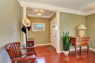 Zeytin duvarları ve parke zemin ile koridor iç