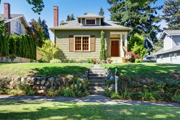 Pequeño verde artesano americano casa exterior . — Foto de Stock