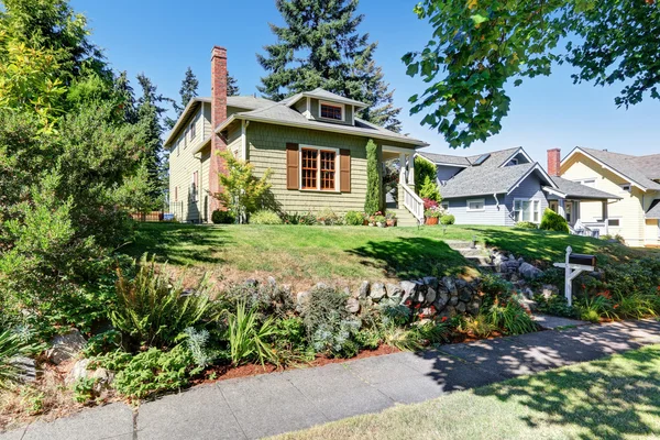 Pequeño verde artesano americano casa exterior . — Foto de Stock