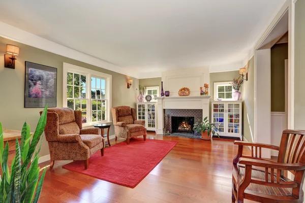 Belle salle de séjour avec mobilier vintage et tapis rouge . — Photo