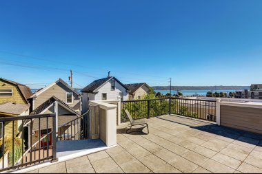 Tacoma lüks modern evin Çatı terası dış.