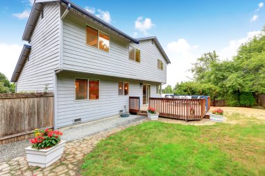 Mavi Ev'in dış cephesi. Korkuluklar ve saksılar ile Walkout güverte