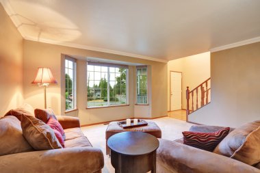 Mocha sofas ve osmanlı ile güzel oturma odası