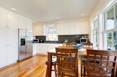 Beyaz dolaplar ve siyah tezgah üstleri ile mutfak odası iç tasarımı