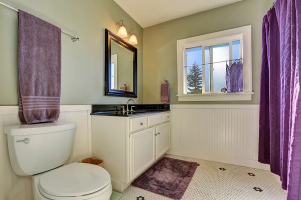 Интерьер ванной комнаты с оливковыми стенами и фиолетовым занавесом — стоковое фото