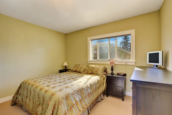 Простой интерьер спальни с желтыми стенами — стоковое фото
