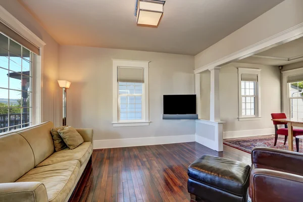 Světlý interiér obývacího pokoje s béžovou místností v moderním domě. — Stock fotografie