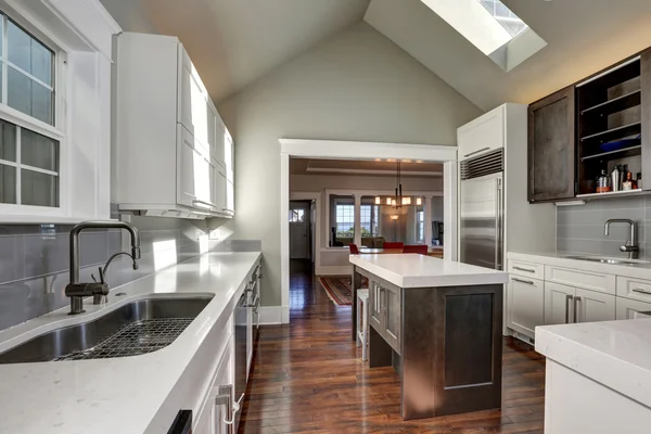 Gaya modern interior dapur dengan lemari coklat dan putih — Stok Foto