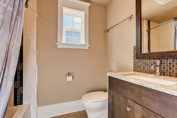 Ciepłe brzoskwiniowe ściany z pół łazienki wnętrze. — Zdjęcie stockowe