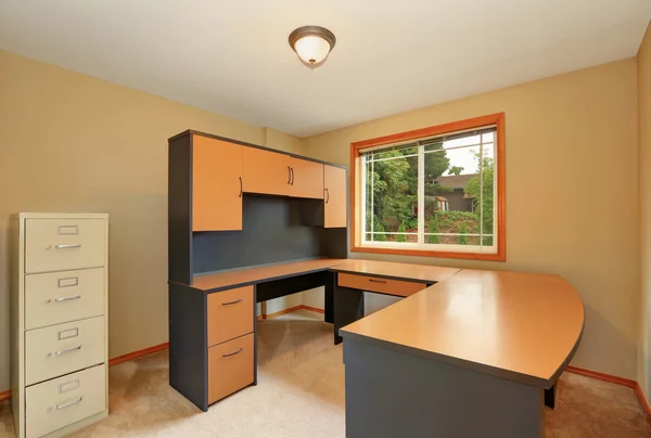 Интерьер домашнего офиса с новым набором черной и коричневой мебели . — стоковое фото