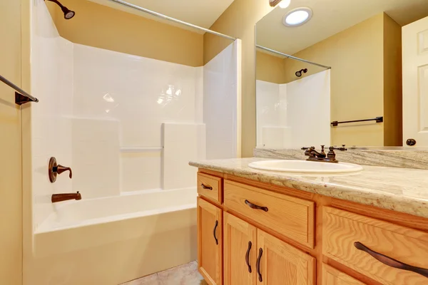Interior del baño. Tocador de lavabo único y bañera de ducha . —  Fotos de Stock