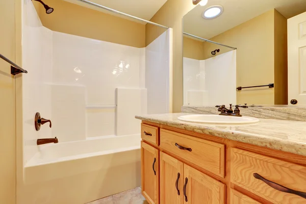 Intérieur des toilettes. Lavabo simple vanité et baignoire douche . — Photo